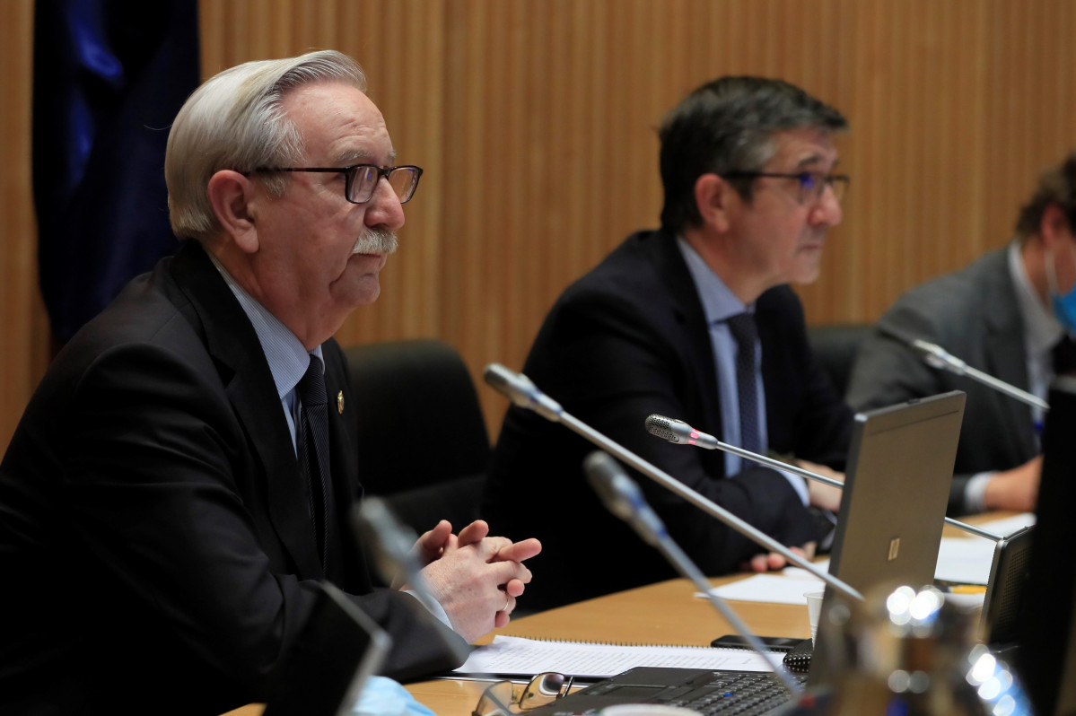 El presidente de la Comisión para la Reconstrucción Social y Económica del Congreso, Patxi López (d), junto al representante de la Organización Médica Colegial, Serafín Romero, en Madrid (España), a 2 de junio de 2020.