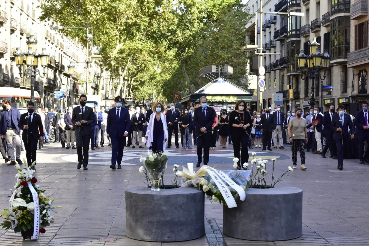 El presidente de la Generalitat, Quim Torra; la alcaldesa de Barcelona, Ada Colau; el ministro de Sanidad, Salvador Illa, y la presidenta del Congreso, Meritxell Batet, han guardado este lunes un minuto de silencio en homenaje a las víctimas del 17A