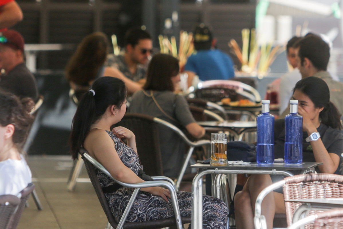 Varias personas en una terraza de un restaurante de Madrid (España), a 22 de junio de 2020.