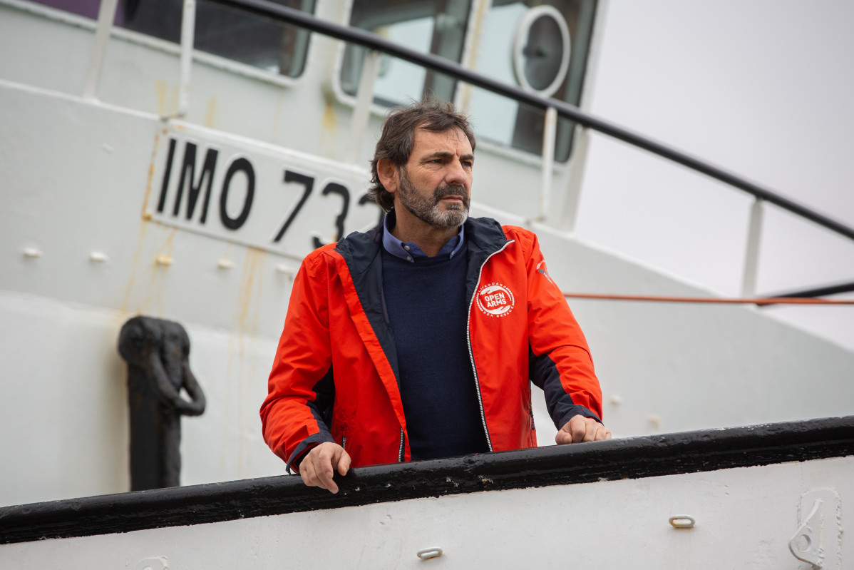 El director de Proactiva Open Arms, Òscar Camps, momentos antes de atender a los medios de comunicación desde el barco 'Open Arms'   para informar sobre la situación en el Mediterráneo, en Barcelo