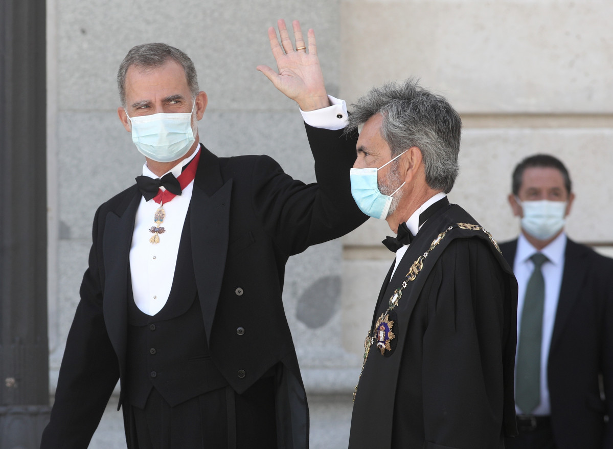 El Rey Felipe VI y el presidente del Tribunal Supremo y del Consejo General del Poder Judicial (CGPJ), Carlos Lesmes, a su llegada al Palacio de Justicia, en Madrid, para el acto de apertura del año judicial 2020/2021.