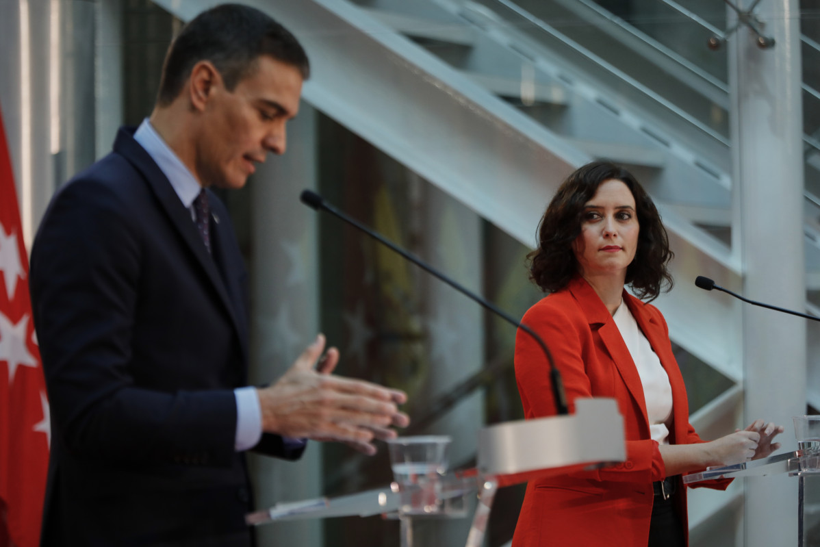 El presidente del Gobierno, Pedro Sánchez, y la presidenta de la Comunidad de Madrid, Isabel Díaz Ayuso, ofrecen una rueda de prensa tras su reunión en la sede de la Presidencia regional, en Madrid (España).