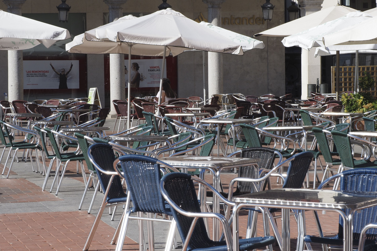Terrazas de bares vacías en la Plaza Mayor de Valladolid