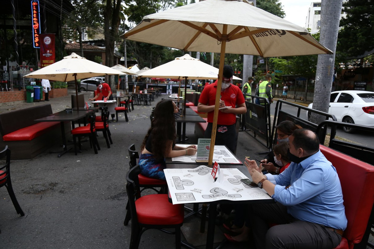 Algunos restaurantes han comenzado a abrir sus puertas en varios puntos de la geografía colombiana, tras cinco meses cerrados por la crisis sanitaria del nuevo coronavirus.