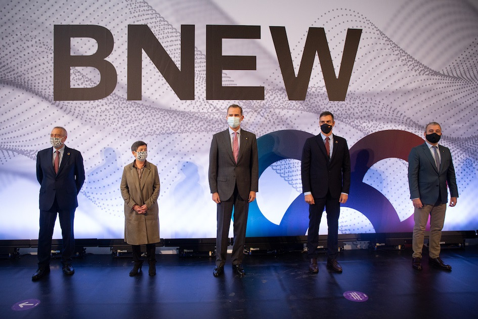 El delegado especial del Estado en el CZFB, Pere Navarro; la delegada del Gobierno en Catalunya, Teresa Cunillera; el Rey Felipe VI; el presidente del Gobierno, Pedro Sánchez, y el primer teniente de alcalde de Barcelona, Jaume Collboni, en el BNEW