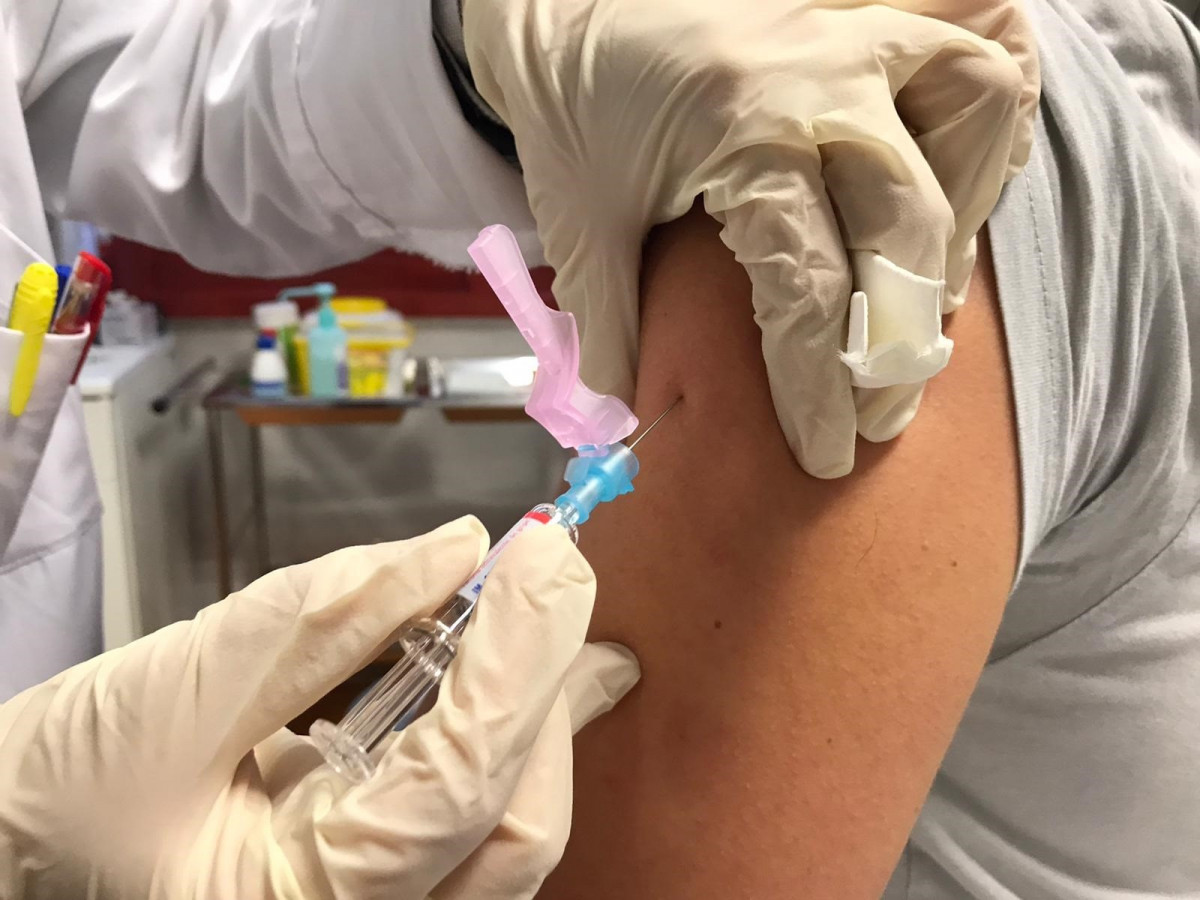 Una infermera subministra una vacuna (Arxiu).