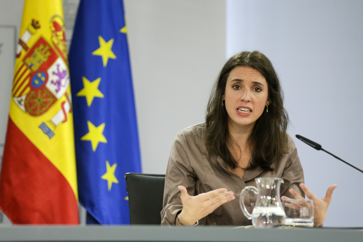 La ministra de Igualdad, Irene Montero, comparece en rueda de prensa tras el Consejo de Ministros celebrado en Moncloa, Madrid (España), a 13 de octubre de 2020.