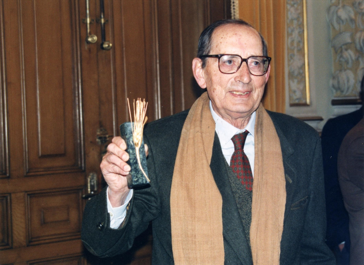 Miguel Delibes posa con su Espiga de Oro de Seminci.