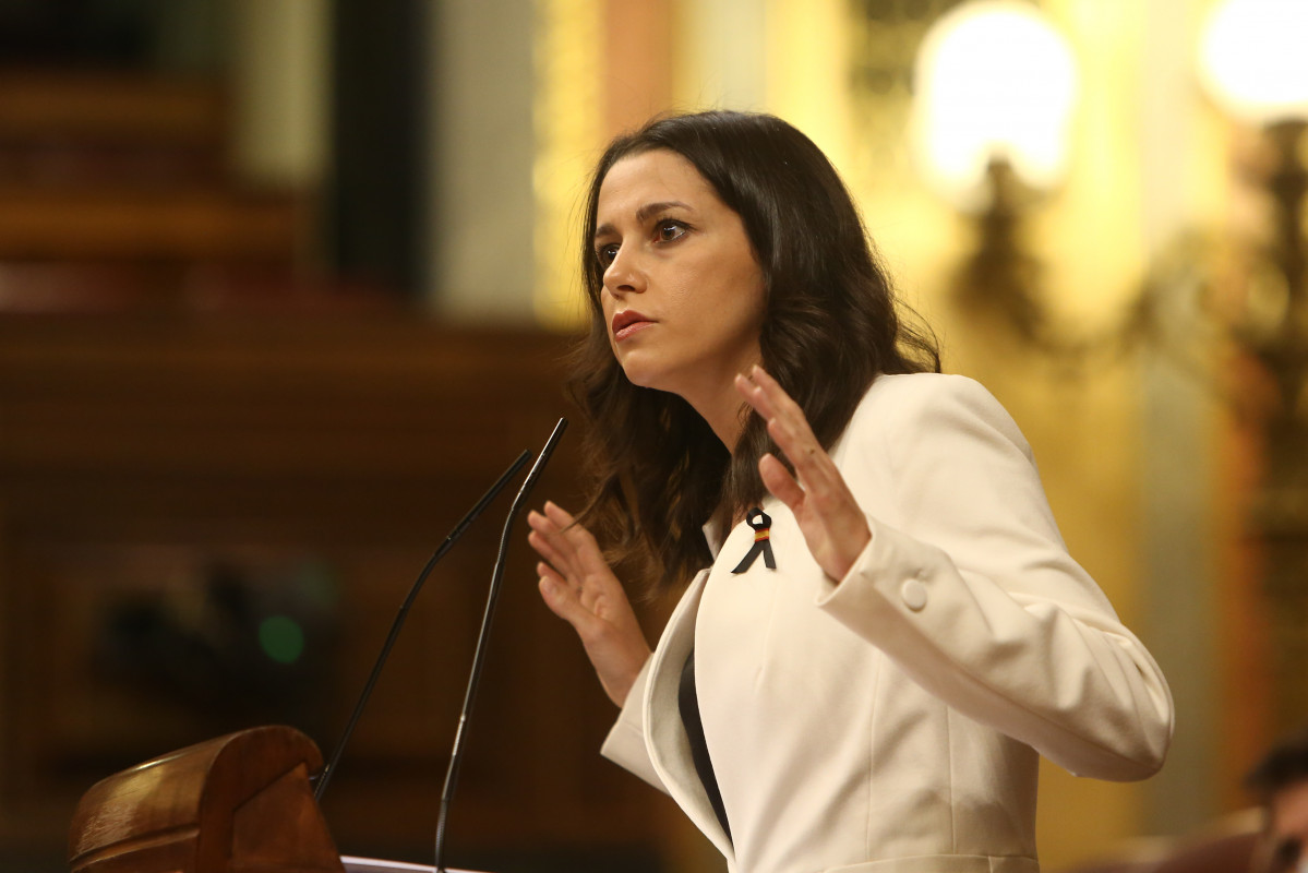 La presidenta de Ciudadanos, Inés Arrimadas, en la tribuna del hemiciclo del Congreso de los Diputados.