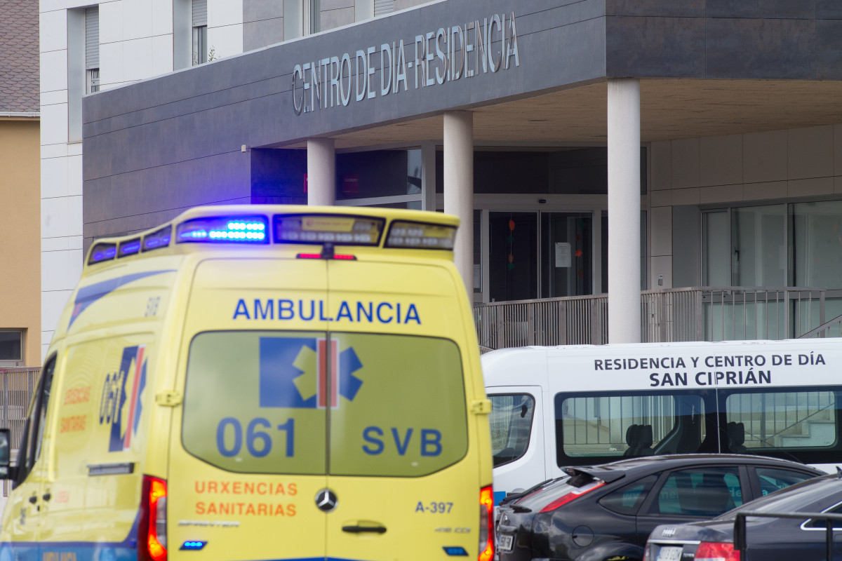 Una ambulancia acude a la residencia de ancianos de San Cibrao donde se ha originado un brote de Covid-19, en San Cibrao.