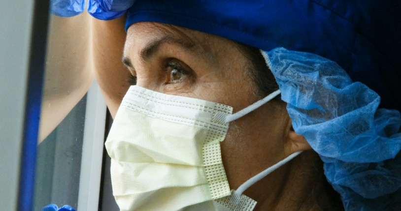 Foto recurso de doctora mirando por la ventana. Coronavirus. Covid-19.