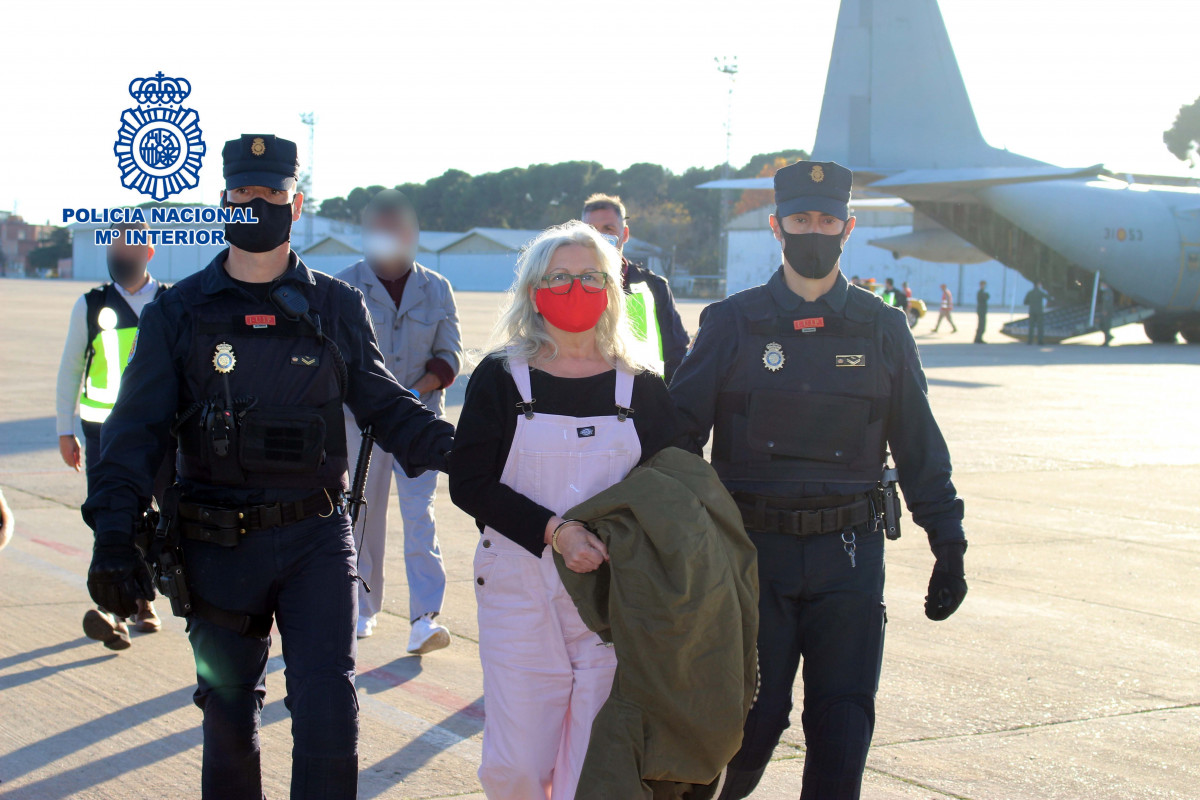 La Policía Nacional traslada a España a la etarra María Natividad Jáuregui Espina entregada por las autoridades belgas.