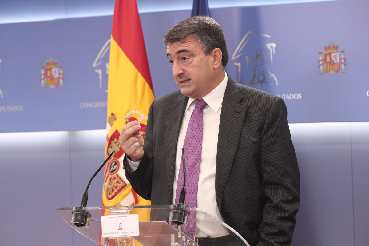 El portavoz del PNV en el Congreso, Aitor Esteban, interviene durante la rueda de prensa celebrada con motivo de la junta de portavoces en el Congreso de los Diputados, en Madrid, (España), a 29 de septiembre de 2020.