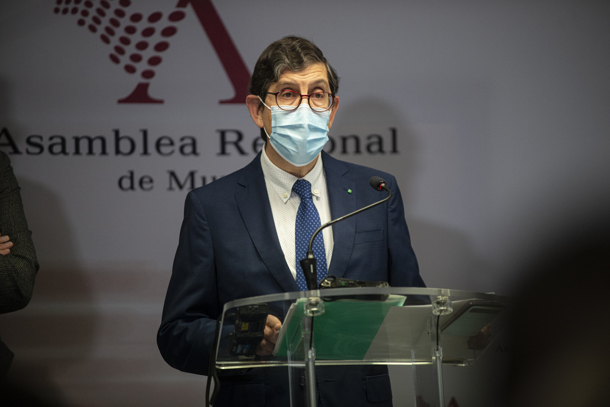 El consejero de Salud, Manuel Villegas, interviene durante una rueda de prensa en la que ha negado que vaya a dimitir por vacunarse de Covid-19 tanto él como funcionarios y altos cargos de la Consejería y del Servicio Murciano de Salud (SMS)