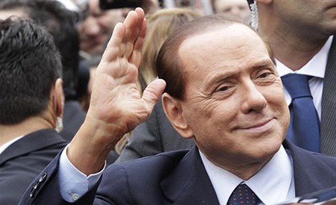 9Silvio Berlusconi saludando