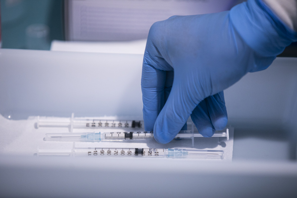Un sanitario manipula una jeringa con la vacuna de Pfizer / BioNtech contra la Covid-19.
