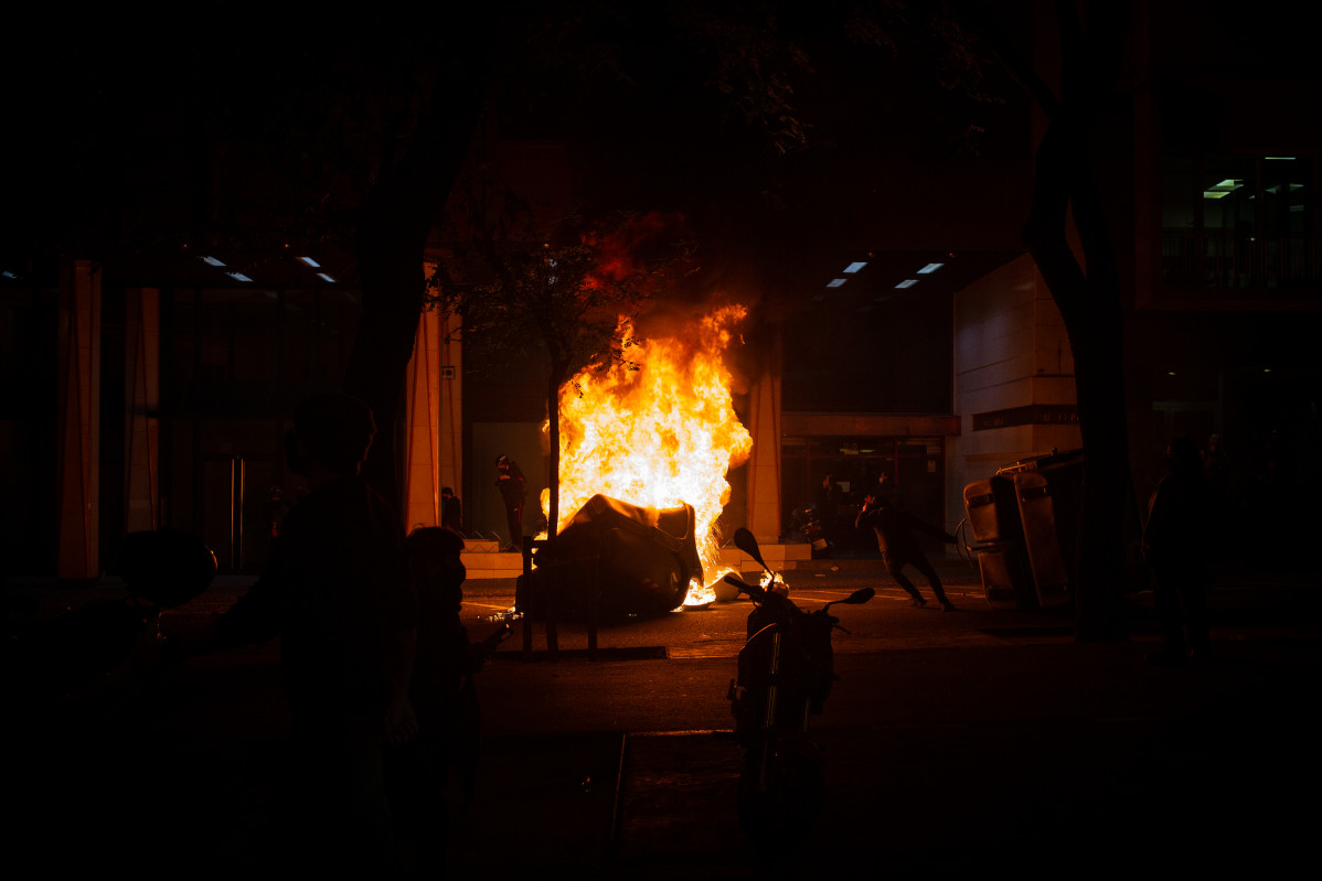 Un contenidor cremant després de la manifestació en suport a Pablo Hasel a Barcelona.