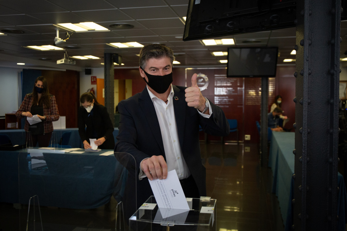 Antoni Cañete vota en una sede de Pimec colapsada por los socios que han ido a votar