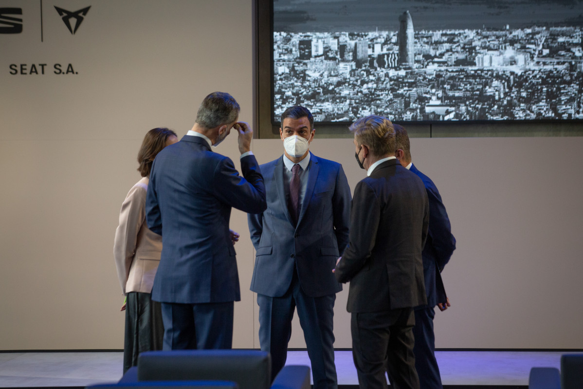 El presidente del Gobierno, Pedro Sánchez (c), conversa con el Rey Felipe VI (i), en un acto realizado en las instalaciones que el fabricante automovilístico SEAT tiene en Martorell (Barcelona) con motivo de haberse cumplido 70 años de su creación