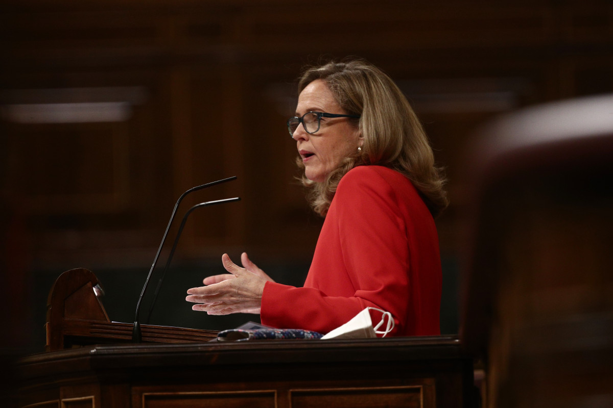 La vicepresidenta tercera y ministra de Asuntos Económicos y Transformación Digital, Nadia Calviño, interviene durante una sesión plenaria celebrada en el Congreso