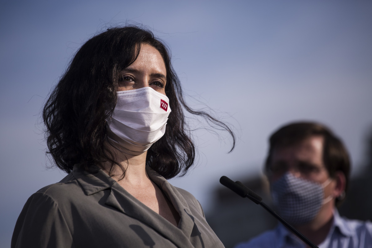 La presidenta de la Comunidad de Madrid y candidata a la reelección, Isabel Díaz Ayuso, durante una visita al campo de fútbol del Club Deportivo Oña, en el distrito de Hortaleza, a 7 de abril de 2021, en Madrid (España).