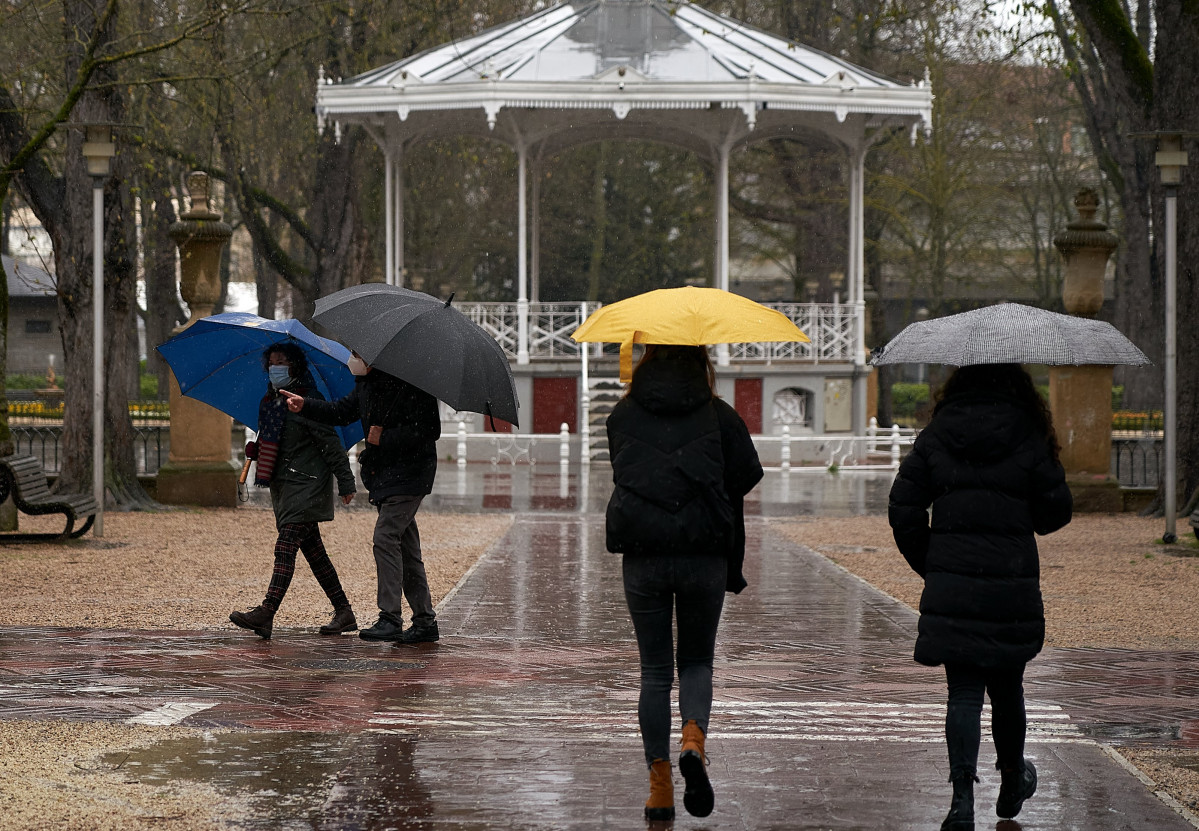 EuropaPress 3612455 varias personas refugian paraguas lluvia vitoria pais vasco espana 19 marzo