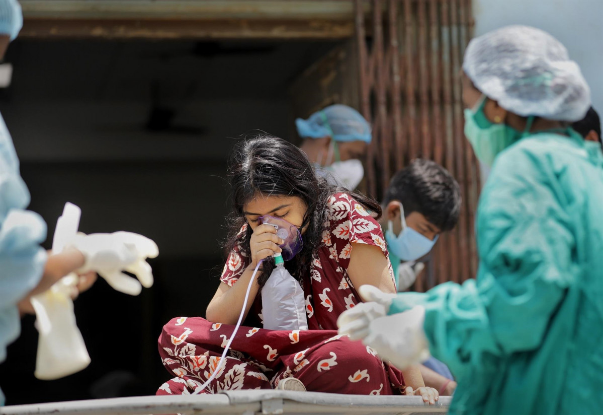 Una niña Recibe oxigeno en la India durant la pandemia de la Covidien.