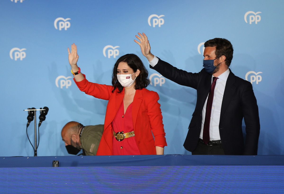 La presidenta de la Comunidad de Madrid y candidata a la reelección por el PP, Isabel Díaz Ayuso; y el líder del PP, Pablo Casado