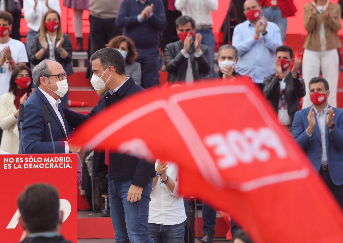 El candidato del PSOE a la Presidencia de la Comunidad de Madrid, Ángel Gabilondo y el presidente del Gobierno, Pedro Sánchez durante el último acto de campaña del partido en el auditorio del Parque Forestal de Entrevías, a 2 de mayo de 2021, en Madrid (E