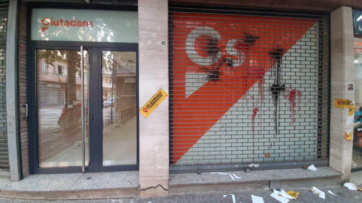 Sede de Cs en Girona con impactos de pintura y huevos