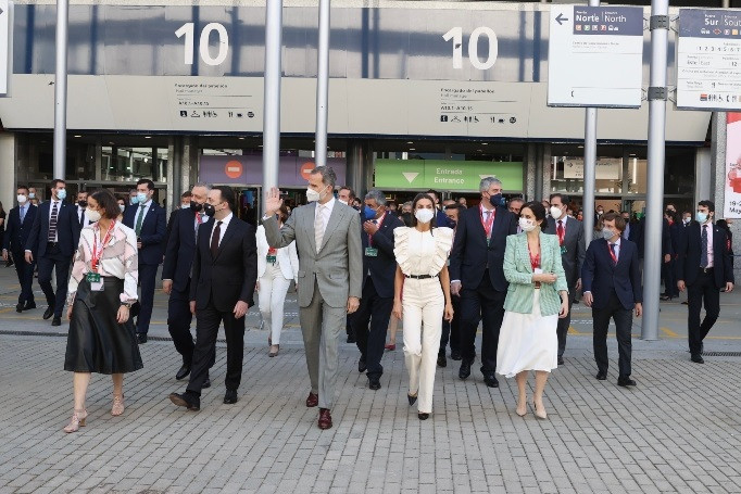 Los Reyes Don Felipe y Doña Letizia durante la 41º edición de la Feria Internacional de Turismo (Fitur),