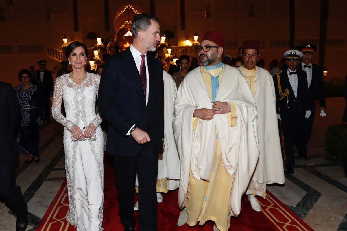 (I-D) La Reina Letizia, el Rey Felipe VI y el Rey Mohamed VI, a su llegada al Palacio Real de Rabat para asistir a la cena de gala ofrecida en su honor durante la visita de Estado que hicieron en febrero de 2019