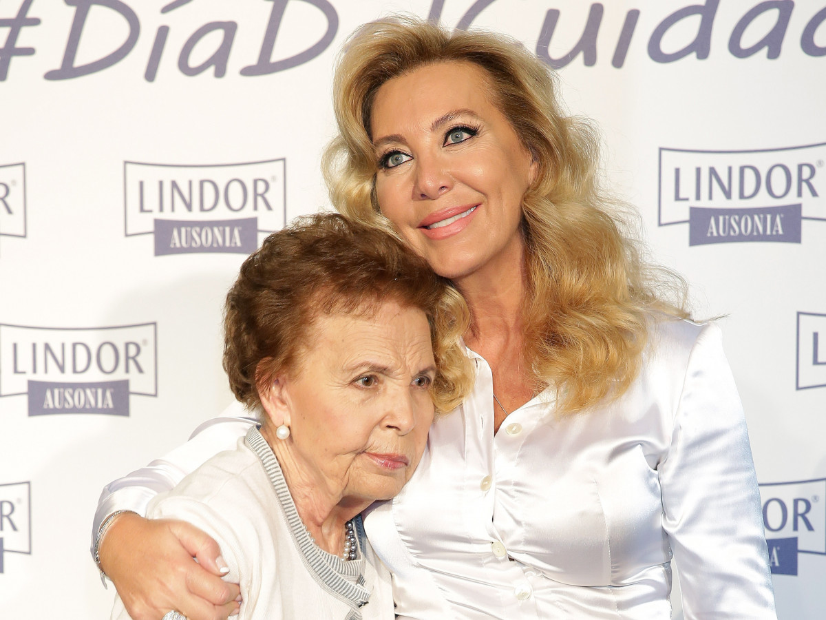 Archivo - Norma Duval, con su madre, Purificación Aguilera, en una imagen de 2016