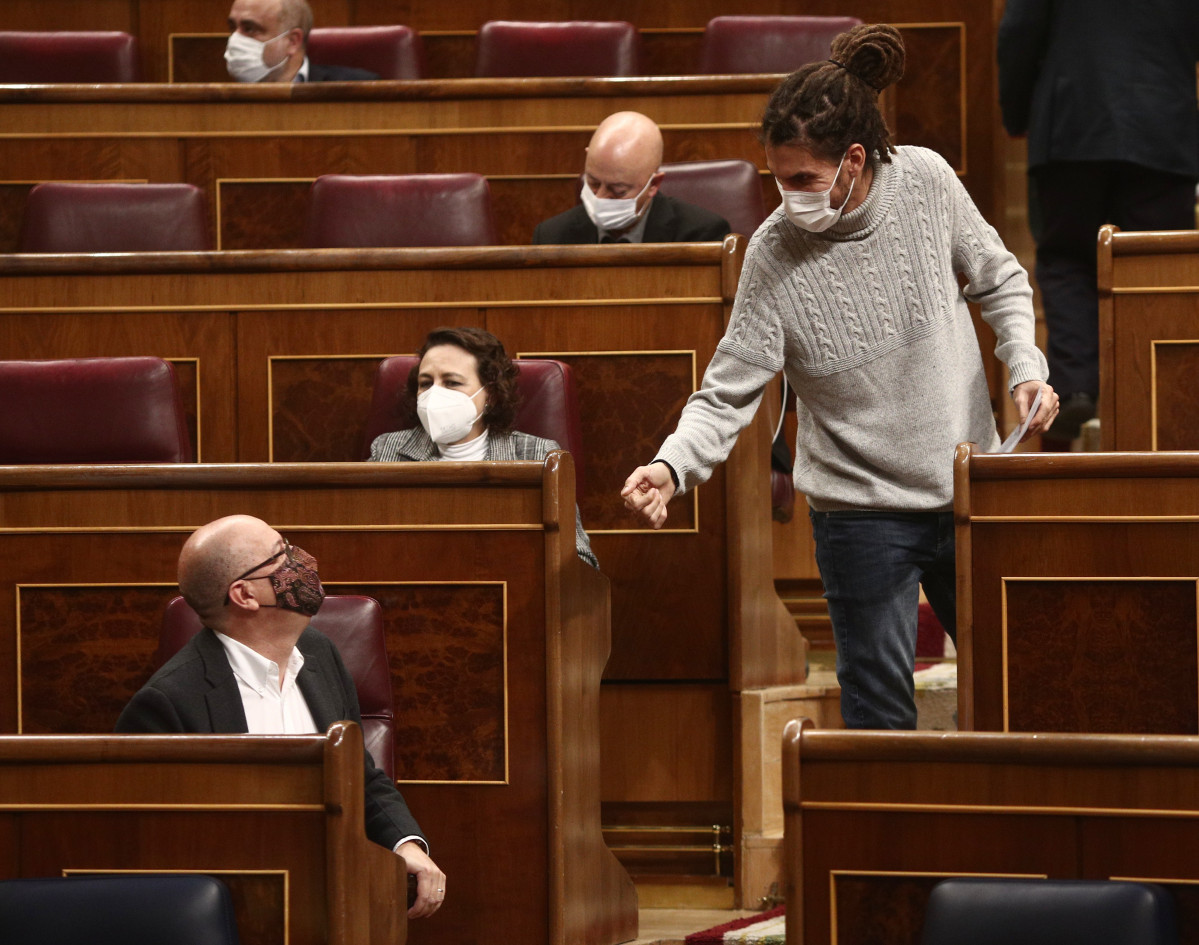 Archivo - El diputado y Secretario de Organización de Podemos, Alberto Rodríguez (1d), y el diputado del PSOE José Zaragoza (1i), durante una sesión plenaria en el Congreso