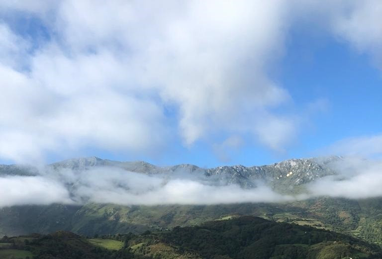 Día soleado en la Sierra del Aramo, Asturias, el fin de semana del 