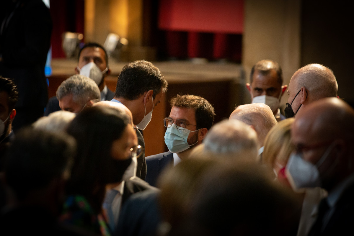 El presidente del Gobierno, Pedro Sánchez (i) y el president de la Generalitat, Pere Aragonés (d), durante la entrega de la medalla del 250 aniversario de Foment del Treball al editor Javier Godó, el 7 de junio de 2021, en Barcelona, Catalunya (España)