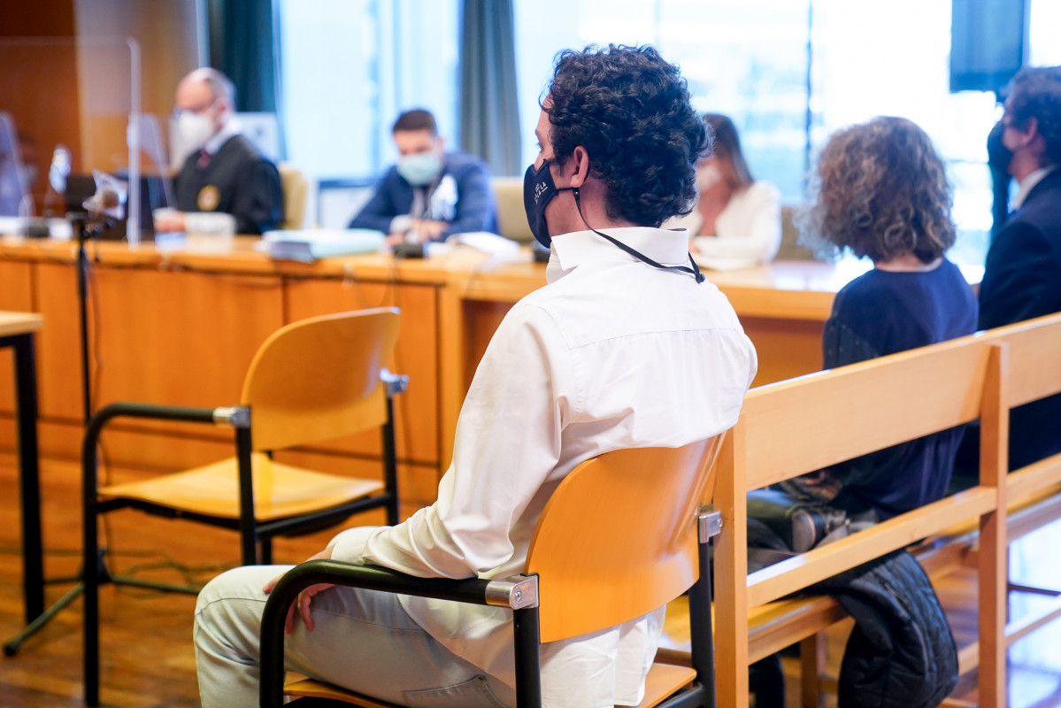 Francisco Nicolás Gómez Iglesias, más conocido como el Pequeño Nicolás, sentado en el banquillo de los acusados para declarar en un juicio en la Audiencia Provincial de Madrid, a 20 de mayo de 2021, en Madrid, (España). Gómez Iglesias está acusado de fals