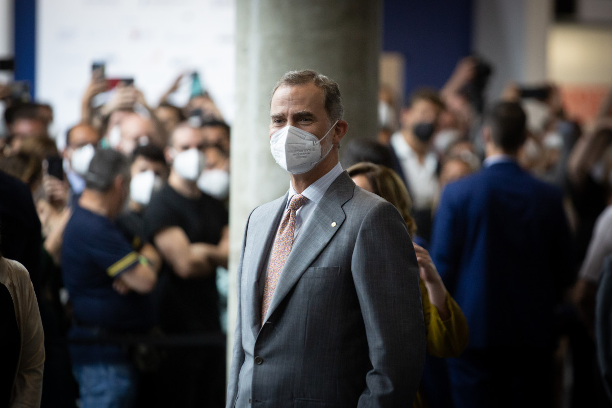 El Rey Felipe VI (c), visita el stand de Huawei en la primera jornada de la XIV edición del Mobile World Congress (MWC 2021) en el recinto Gran Via de Fira de Barcelona, en L'Hospitalet de Llobregat, Barcelona, Catalunya (España). Tras la cancelación el a