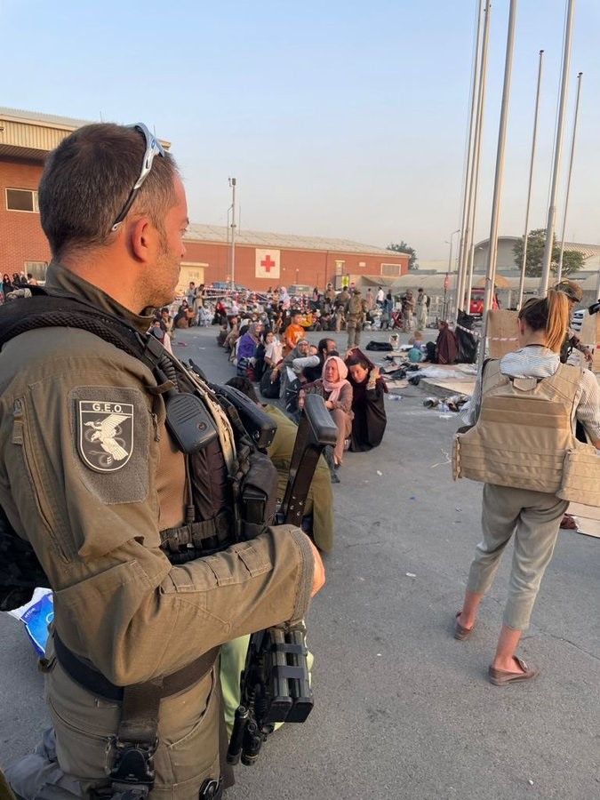La Policía Nacional difunde imágenes de un efecitvo del GEO desplegado en el aeropuerto de Kabul para ayudar en las tareas de evacuación
