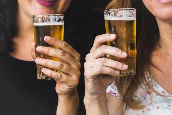 Chicas consumiendo cerveza