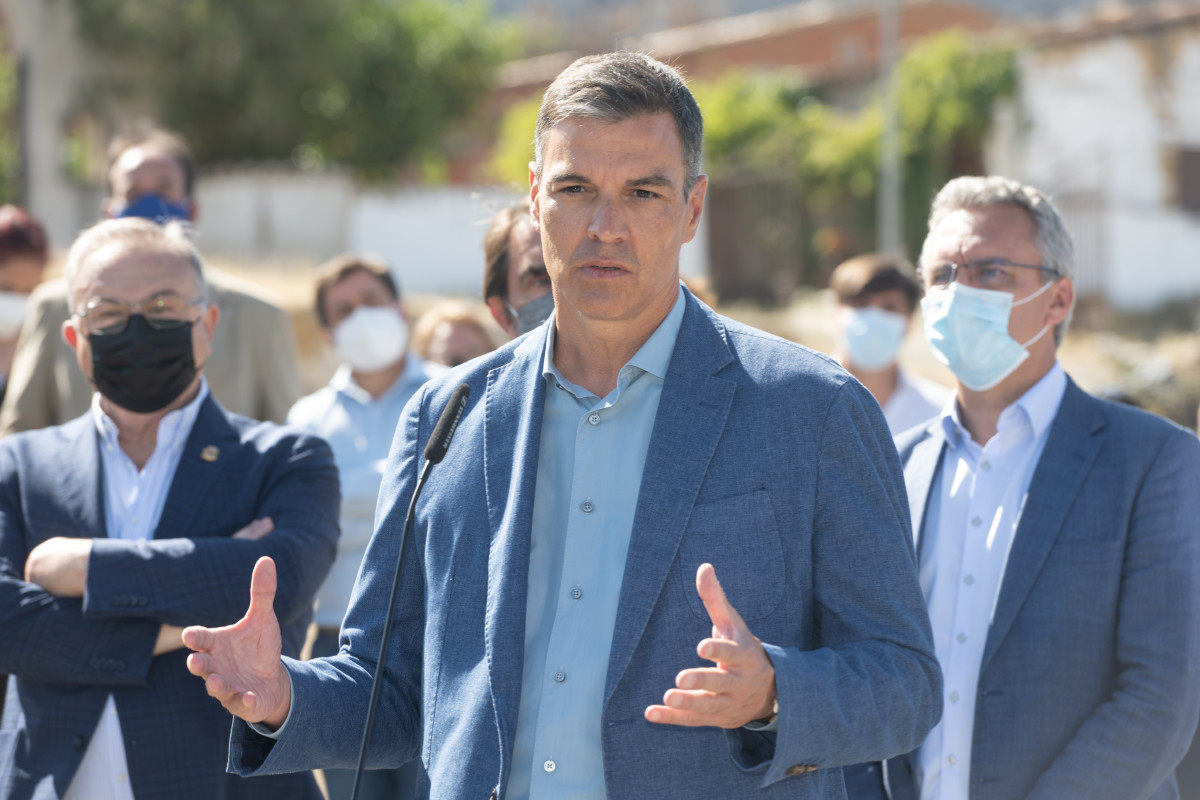 El presidente del Gobierno, Pedro Sánchez, durante una visita a las zonas afectadas por el incendio de Ávila, a 22 de agosto de 2021, en Sotalbo, Ávila, Castilla y León (España).