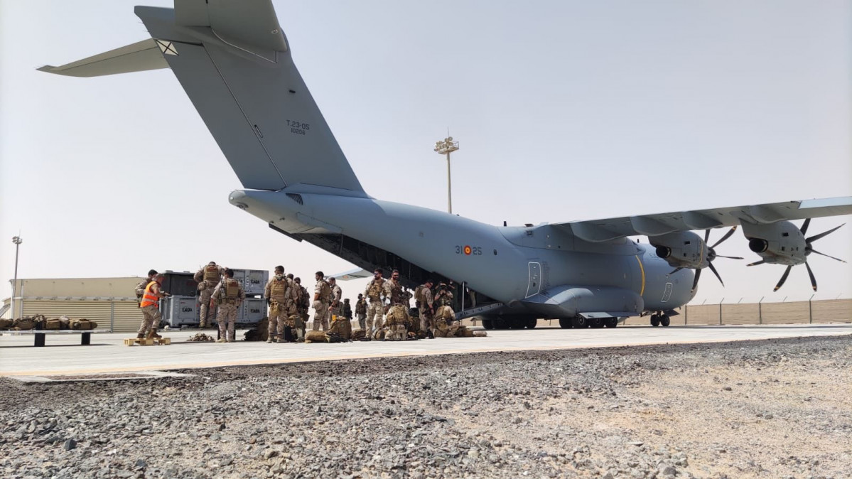 Varios militares, a super legada al aeropuerto de Dubái desde Kabul tras concluir la Misión de evacuación de personas de Afganistán.