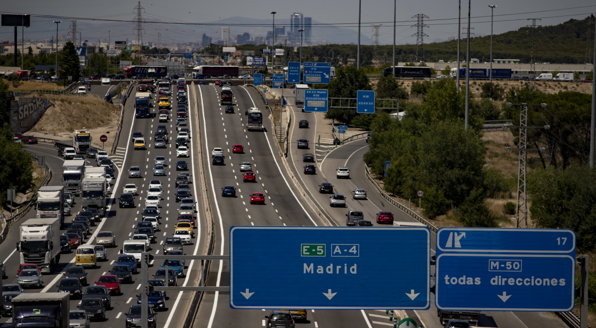 Archivo - Atascos en el Km 17 de la A4 en el día en el que arranca, con una previsión incierta por la pandemia del coronavirus, la ‘Operación Salida' del verano, en Madrid (España), a 3 de julio de 2020. La 'Operación Salida' de la DGT constará, como es t