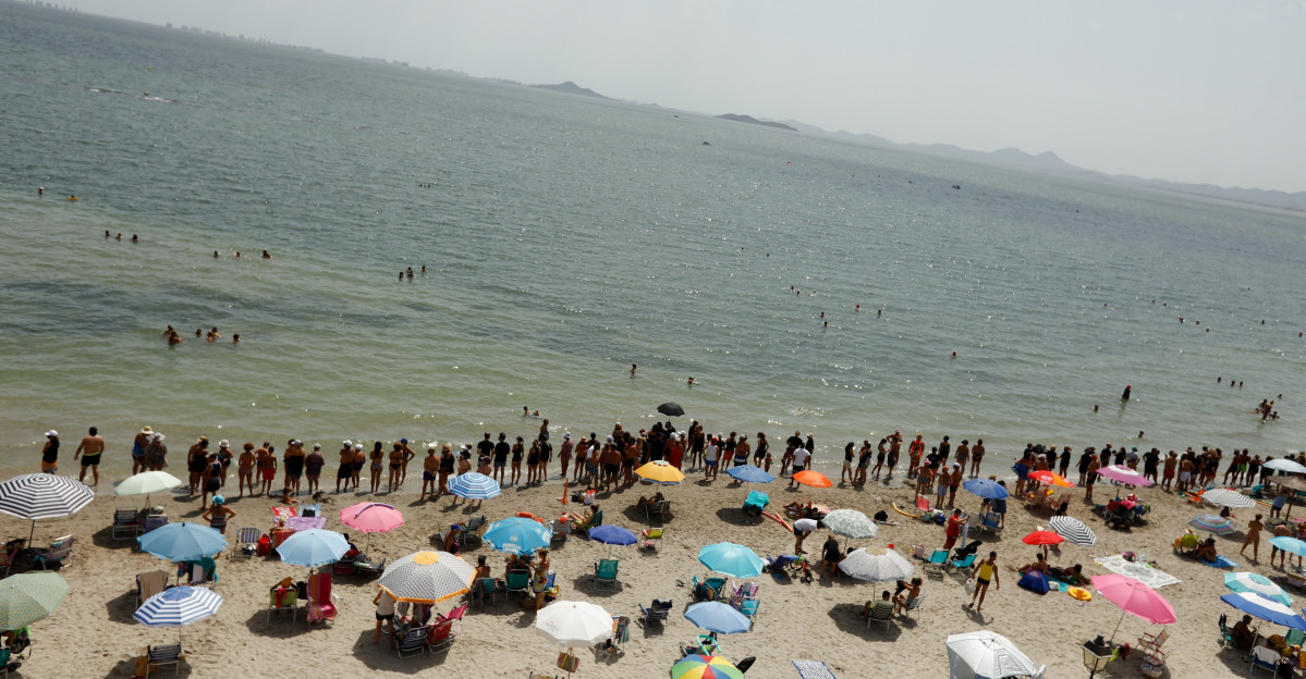Unas 70.000 personas 'abrazan' el Mar Menor y guardan un minuto de silencio por los miles de peces muertos estos días