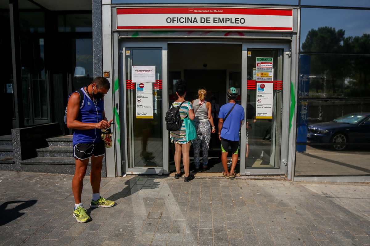 Varias personas esperan a entrar a una oficina del SEPE de Puerta del Ángel, el día en el que se han presentado los datos de paro registrado y de afiliación a la Seguridad Social correspondientes al mes de julio, a 3 de agosto de 2021, en Madrid, (España)