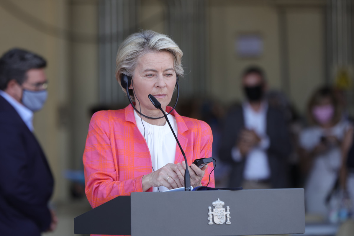 La presidenta de la Comisión Europea, Ursula von der Leyen, durante una rueda de prensa en su visita al dispositivo de atención y acogida de ciudadanos europeos y colaboradores afganos instalado en la base aérea de Torrejón de Ardoz, a 21 de agosto de 202