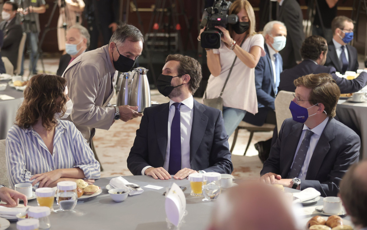 La presidenta de la Comunidad de Madrid, Isabel Díaz Ayuso; el presidente del Partido Popular, Pablo Casado, y el alcalde de Madrid, José Luis Martínez-Almeida, conversan durante un desayuno informativo.