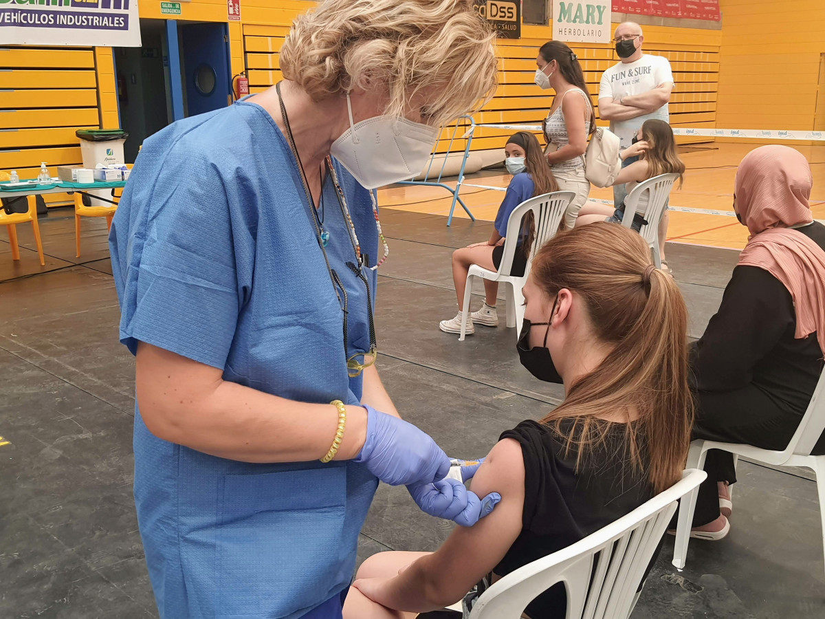 Una enfermera administra una vacuna contra el covid-19 en un punto de vacunación masiva del Distrito Sanitario Poniente, en Almería.