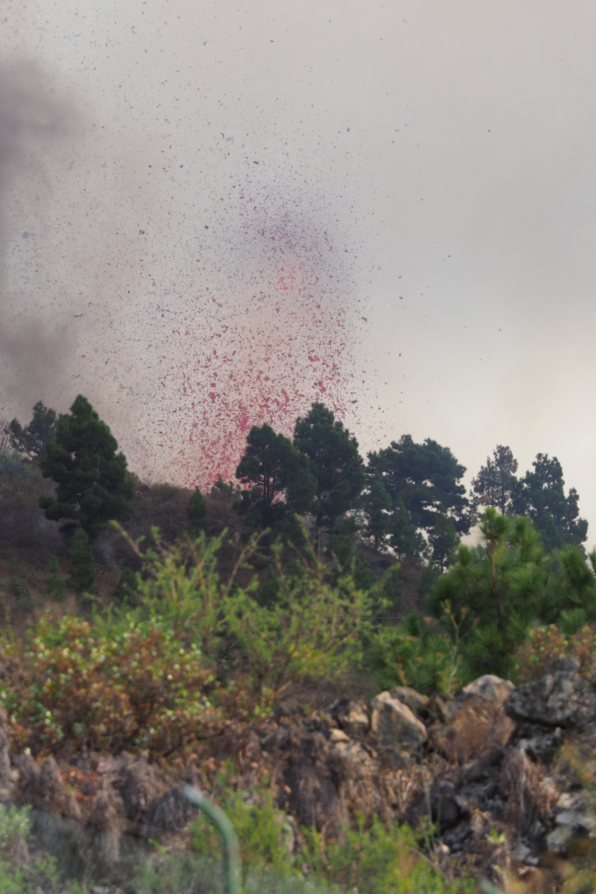 Una boca eruptiva expulsa lava y piroclastos en la zona de Cabeza de Vaca, a 19 de septiembre de 2021, en El Paso, La Palma