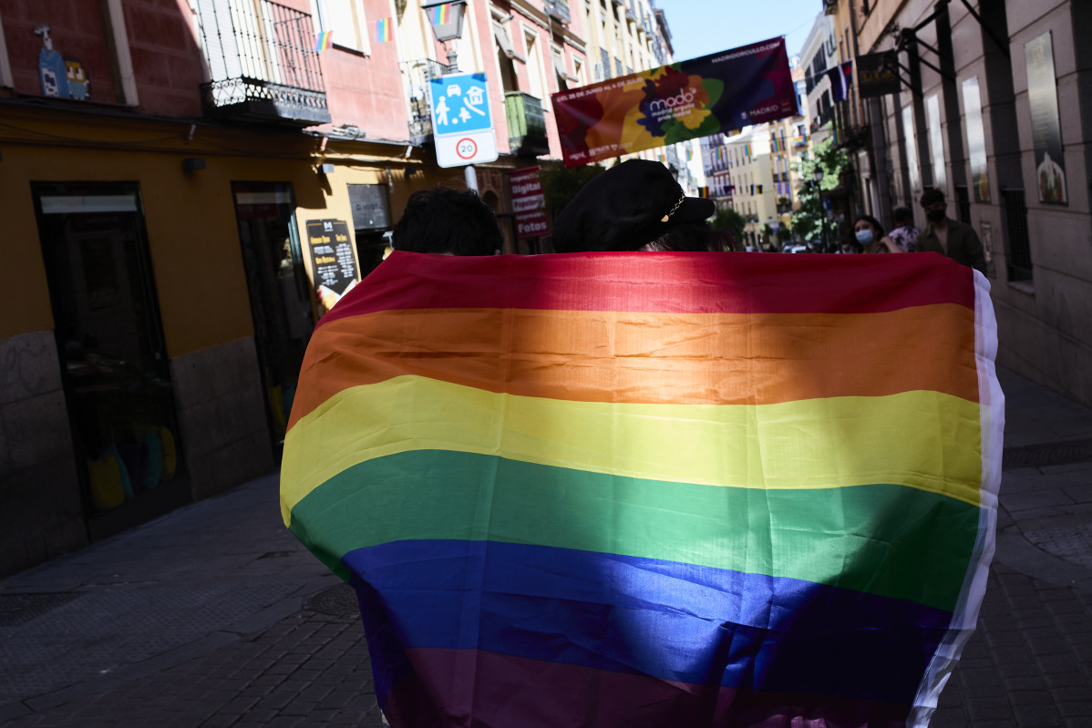 Bandera LGTBI en el barrio de Chueca durante la celebración del Día Internacional del Orgullo LGTBI.